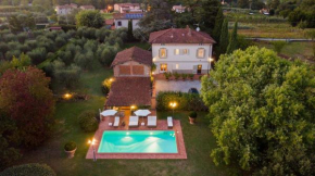 Villa Clara, Luxury 5 bedrooms Lakefront Farmhouse Villa with Private Pool on the Lucca Hills, Capannori